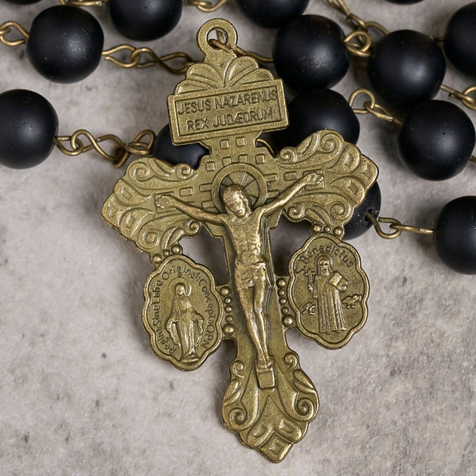 Rosario con crucifijo de San Benito con ágata negra | Amen Artisan