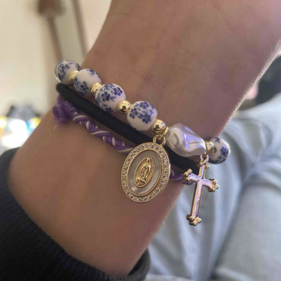 Pulseira de cruz com cordão elástico de pérolas barrocas e contas de cerâmica azul e branca Amen Artisan