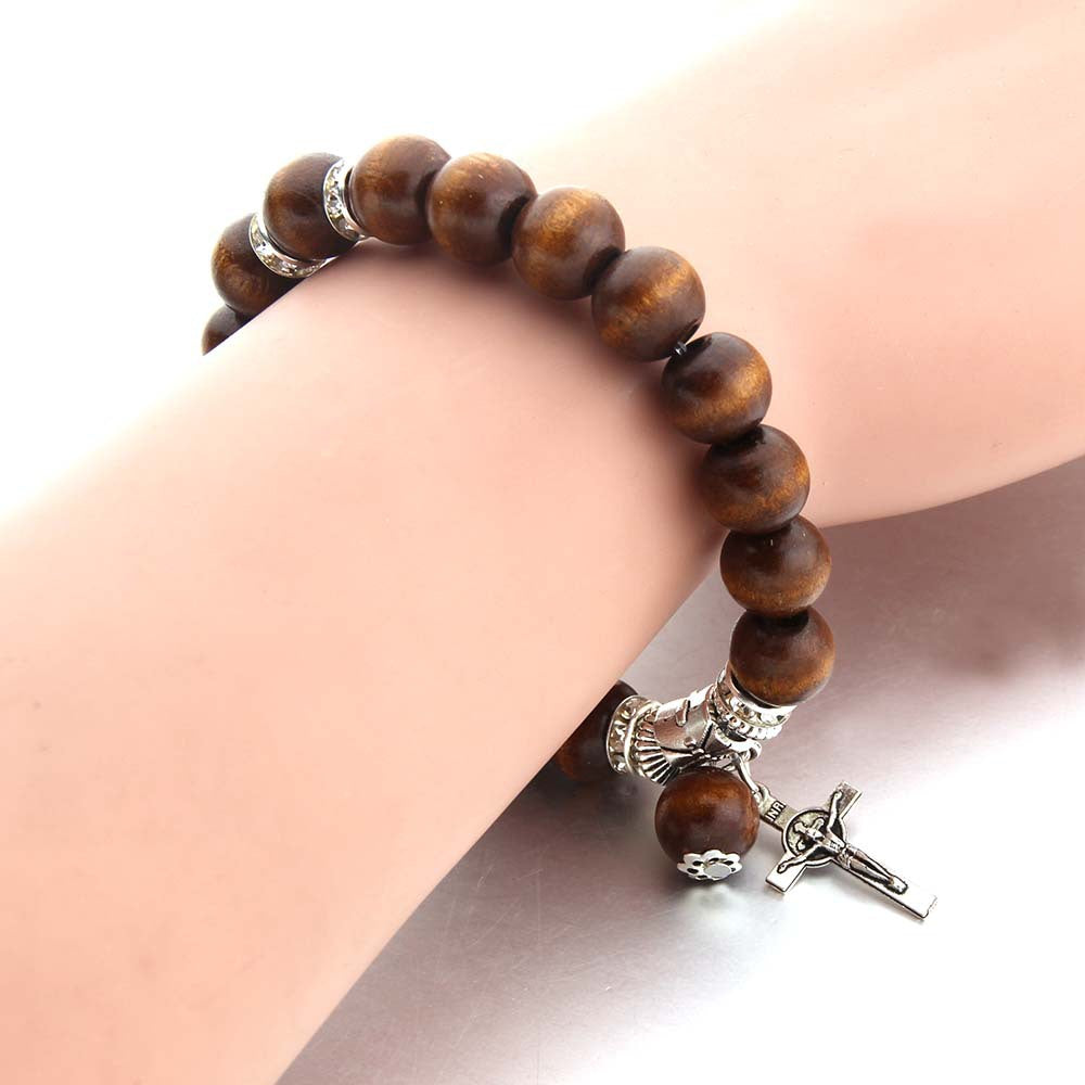 Pulseira de cordão elástico com crucifixo e contas de madeira marrom artesanal Amém