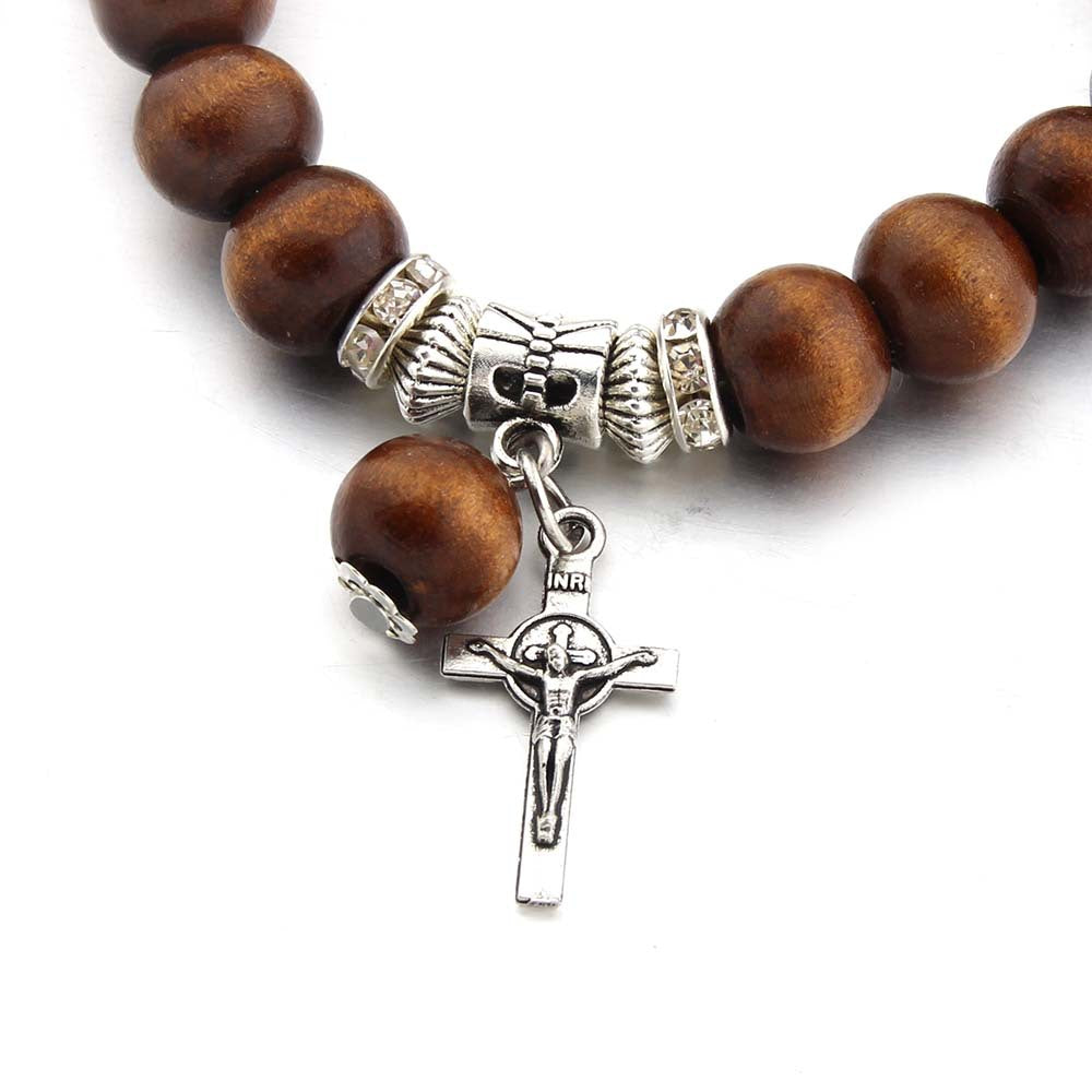 Pulseira de cordão elástico com crucifixo e contas de madeira marrom artesanal Amém