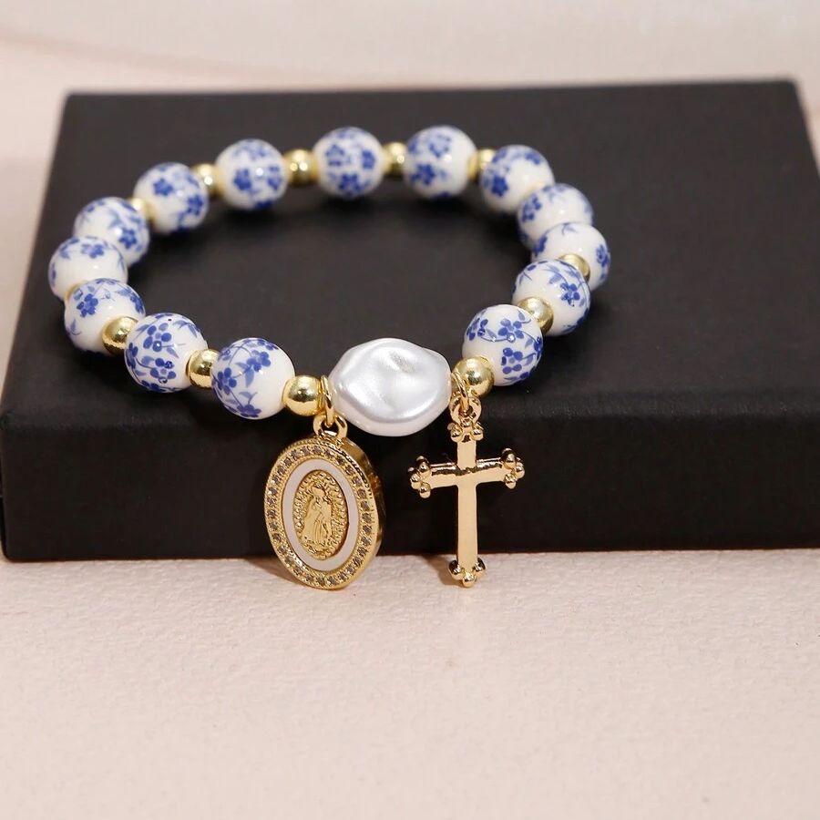 Pulseira de cruz com cordão elástico de pérolas barrocas e contas de cerâmica azul e branca Amen Artisan