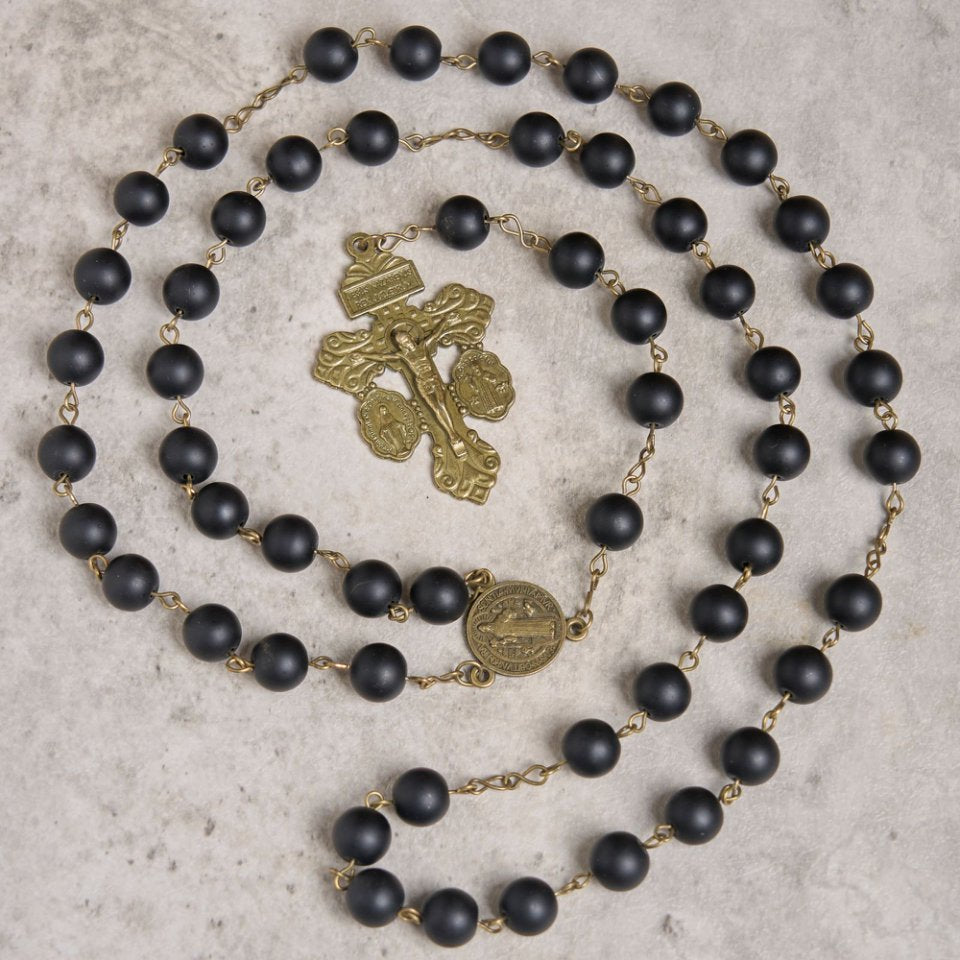 Rosario con crucifijo de San Benito con ágata negra | Amen Artisan