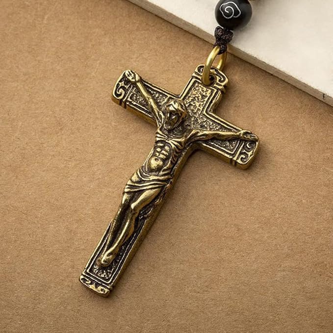 Colar de crucifixo vintage de latão com tristeza