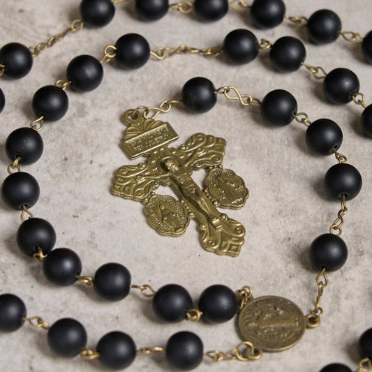 Rosario con crucifijo de San Benito con ágata negra | Amen Artisan