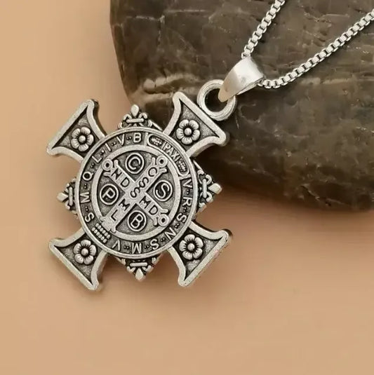 Collar con pedrería de la Medalla de San Benito Amen Artesanal