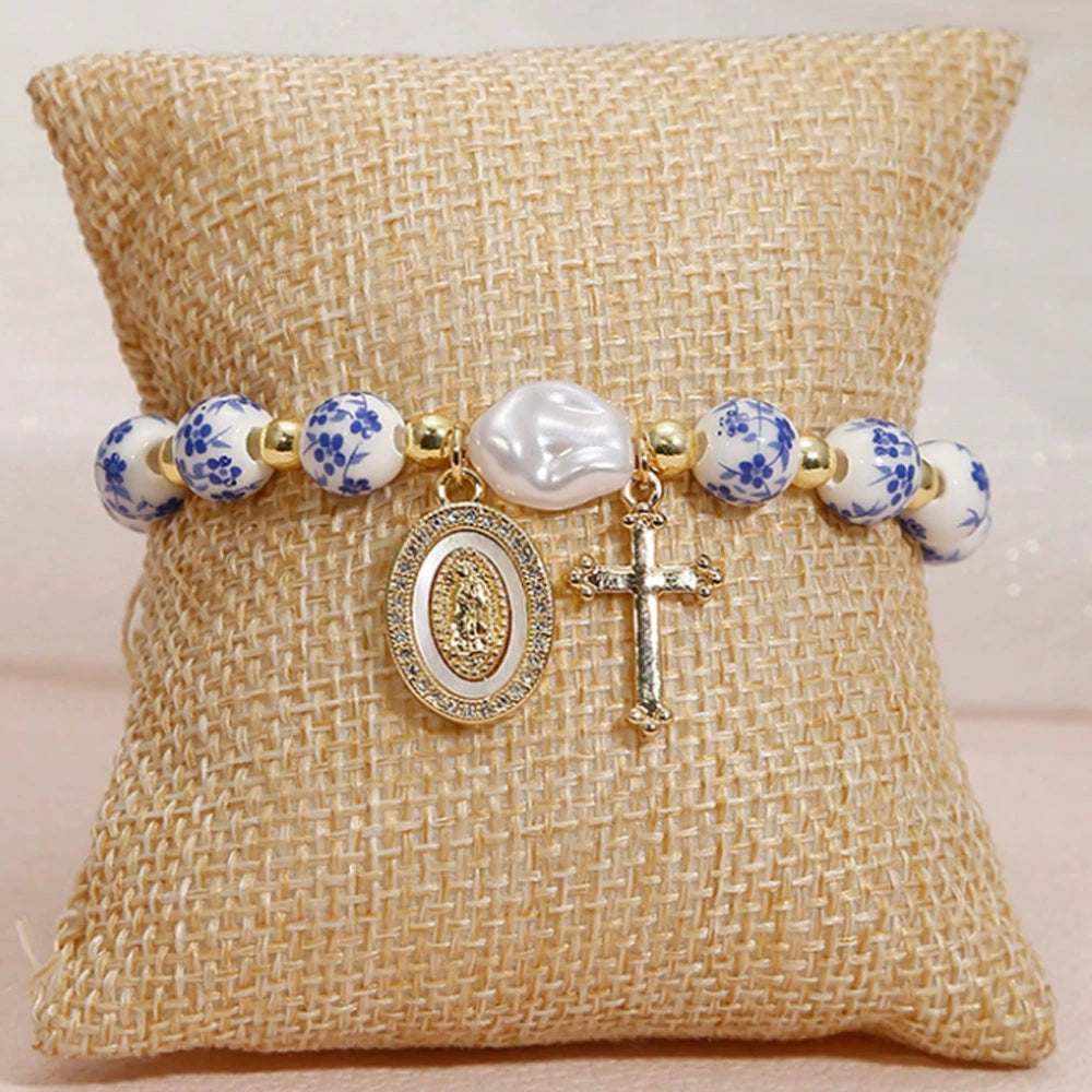 Pulseira de cruz com cordão elástico de pérolas barrocas e contas de cerâmica azul e branca Amen Artisan