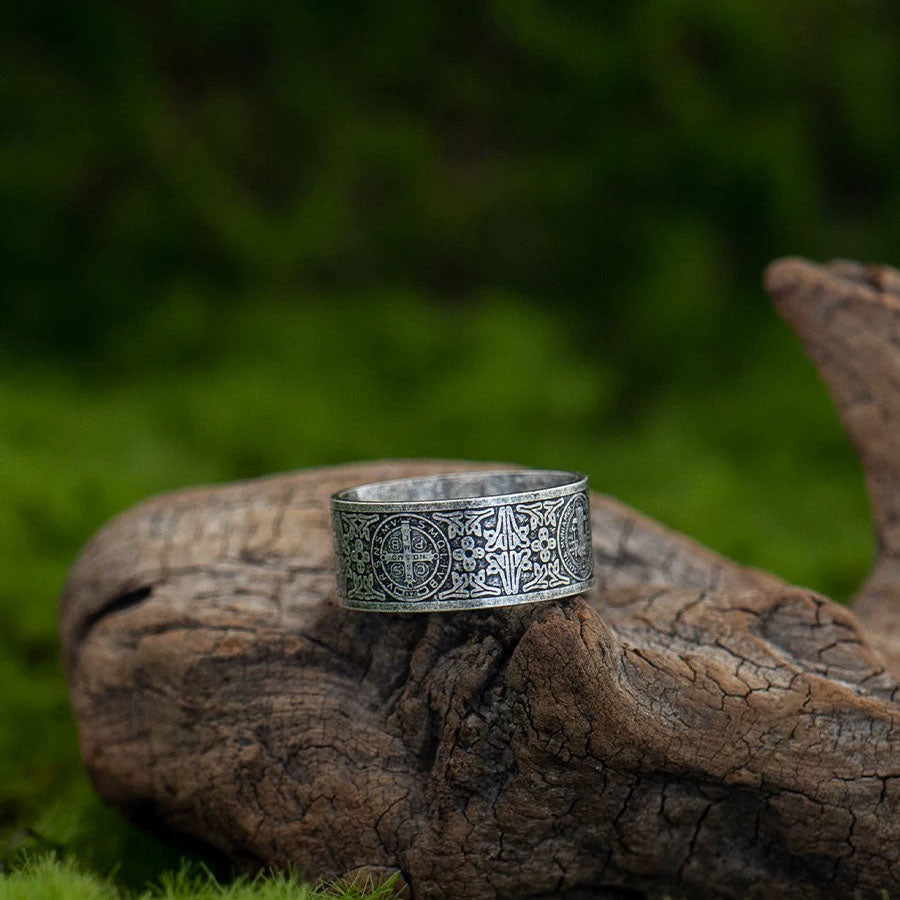 Anillo con patrón de medalla de San Benito Amen Artisan