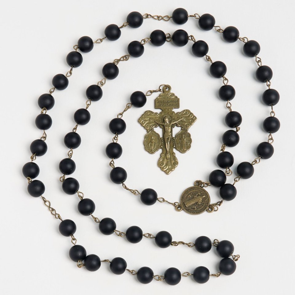 Rosario con crucifijo de San Benito con ágata negra | Amen Artisan