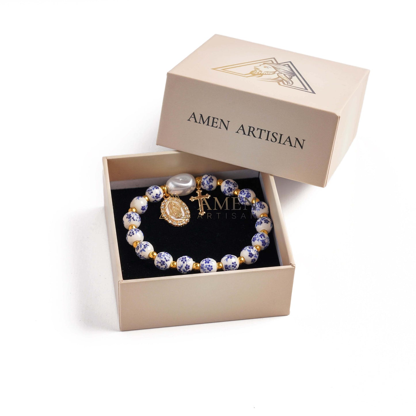 Pulseira de cruz com cordão elástico de contas de cerâmica azul e branca e pérolas barrocas