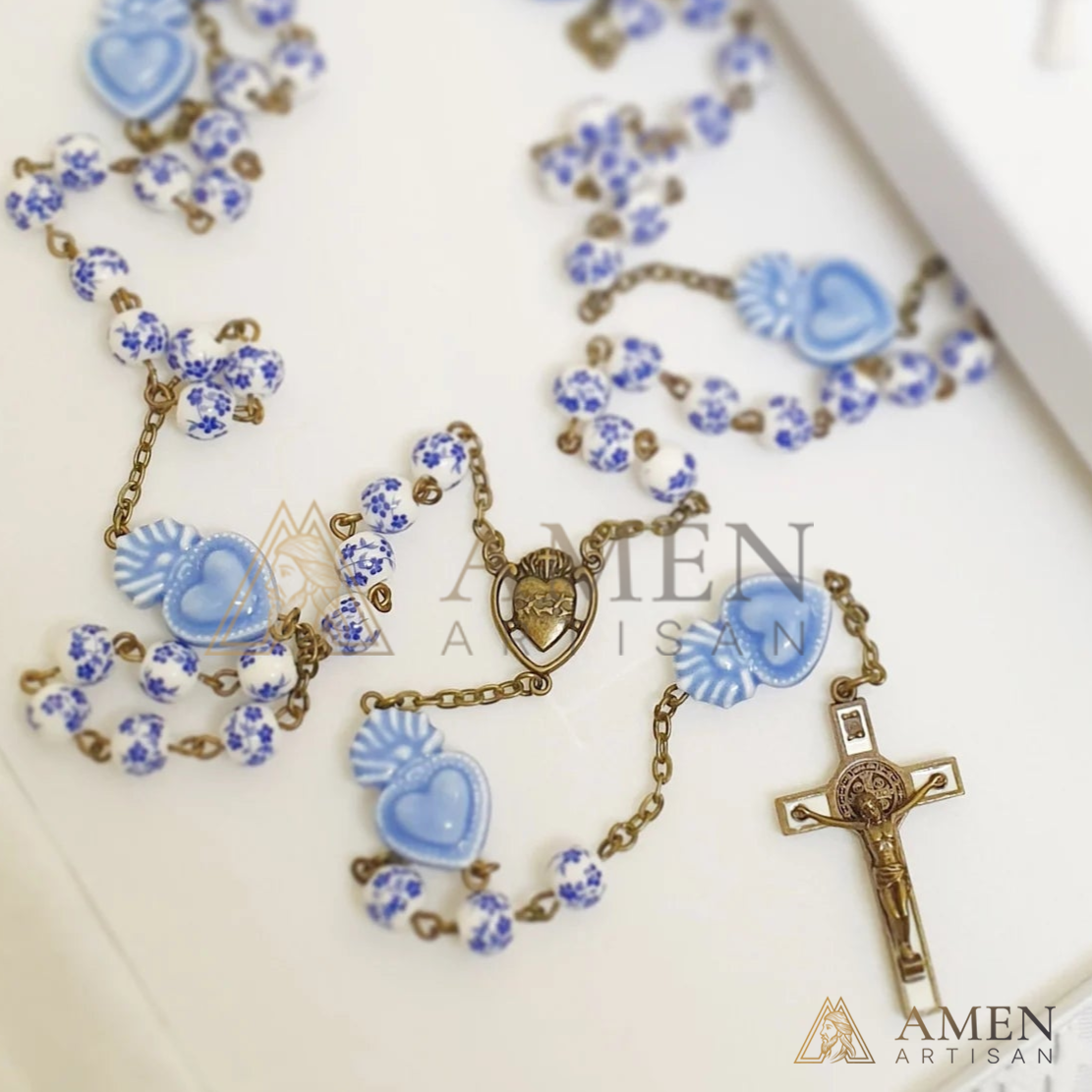 Rosario del Sagrado Corazón con Cuentas Azules de Delft - Rosario de Cerámica Estilo Bronce Vintage con Cuentas de Flor de Cerezo Azules y Blancas - Amen Artisan
