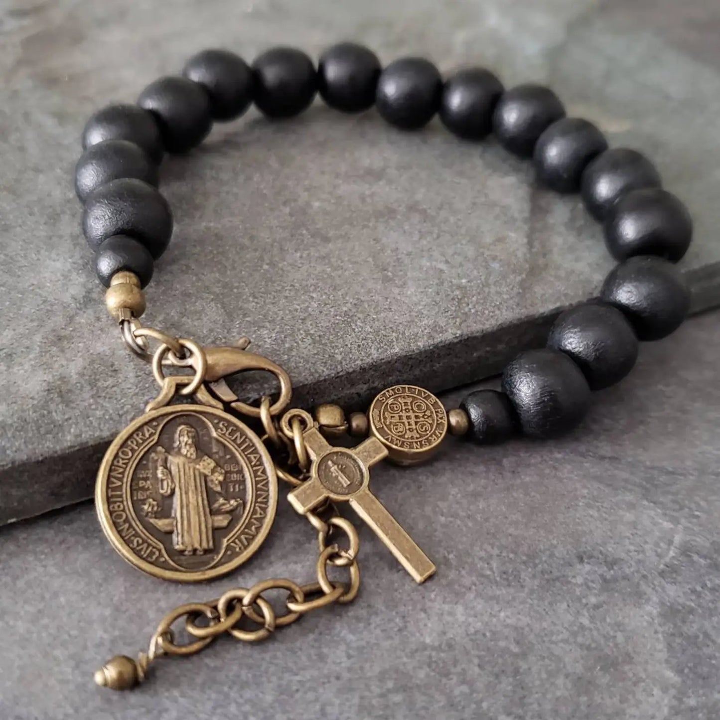 Pulseira de ajuste com medalha de São Bento em latão e contas de madeira preta Amém Artesanal