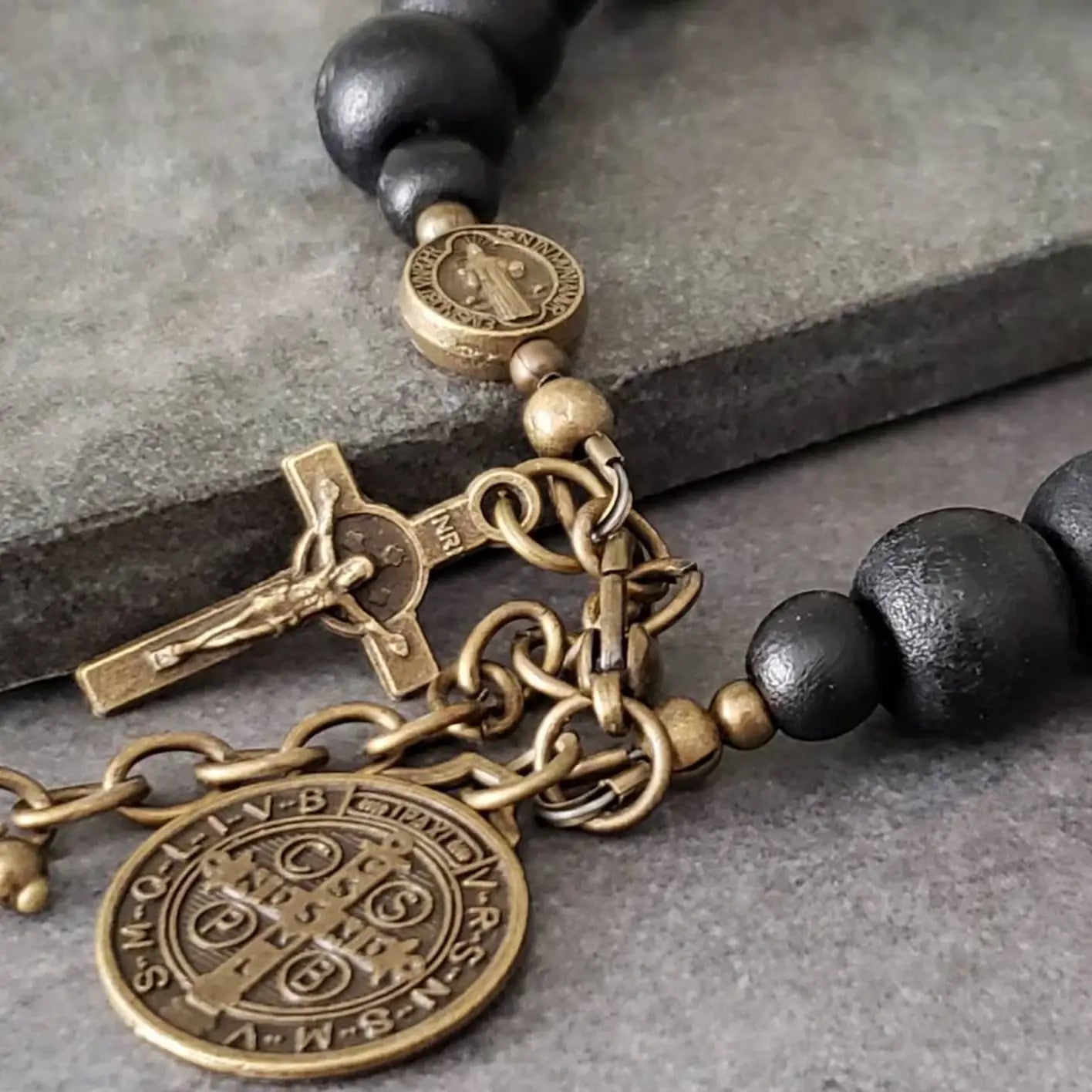 Pulseira de ajuste com medalha de São Bento em latão e contas de madeira preta Amém Artesanal
