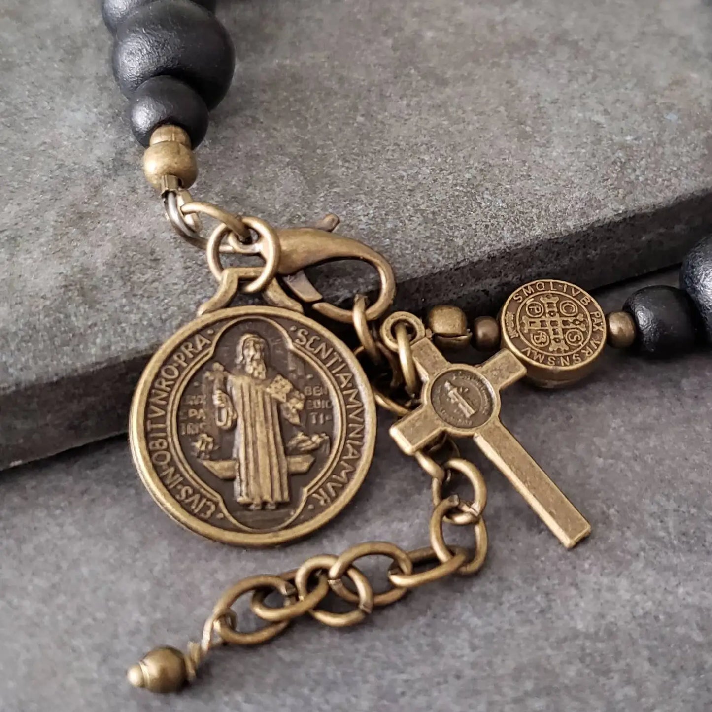 Pulseira de ajuste com medalha de São Bento em latão e contas de madeira preta Amém Artesanal