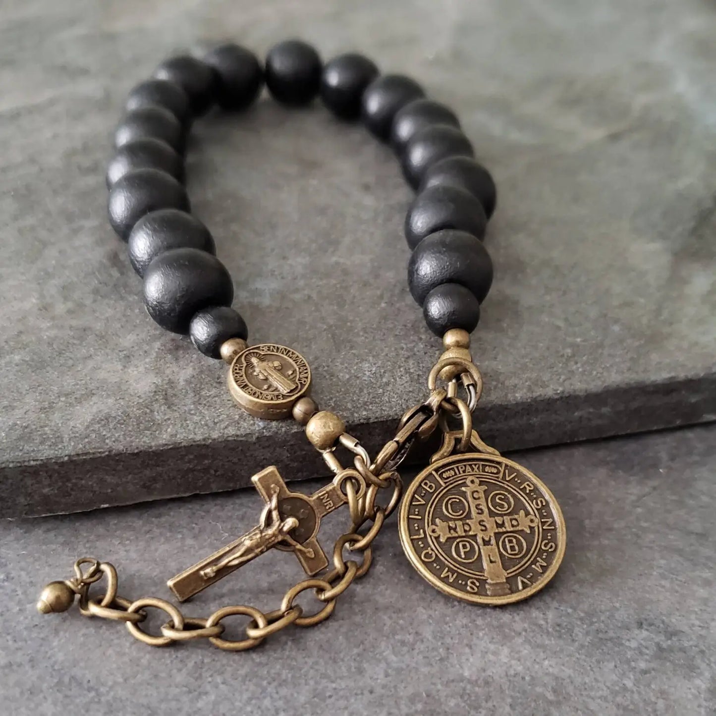Pulseira de ajuste com medalha de São Bento em latão e contas de madeira preta Amém Artesanal