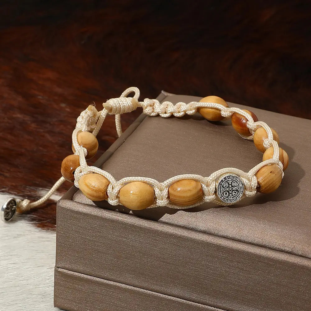 Pulseira com Medalha de São Bento em Contas de Madeira Trançada Amém Artesanal