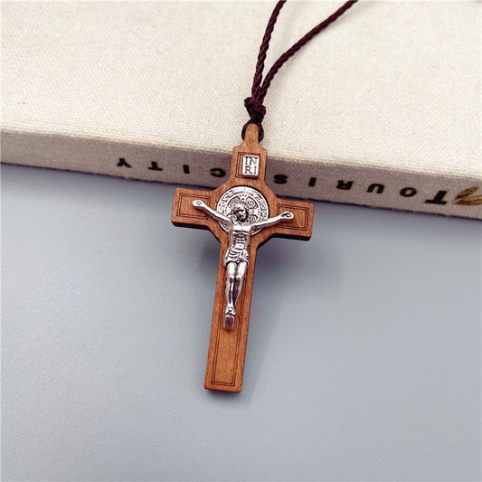Collar con crucifijo de metal con incrustaciones de madera artesanal de Amén