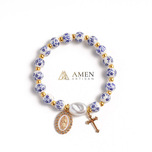 Pulseira de cruz com cordão elástico de pérolas barrocas e contas de cerâmica azul e branca Amen Artisan