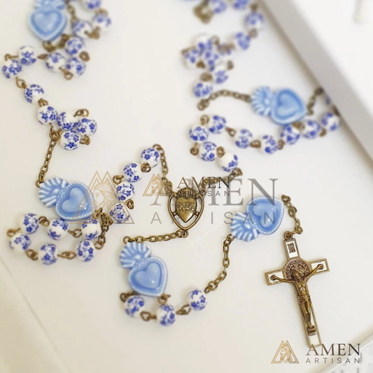 Rosário do Sagrado Coração com Contas Azuis de Delft - Contas de Flor de Cerejeira Azul e Branca - Rosário de Cerâmica em Estilo Bronze Vintage - Amém Artesanal