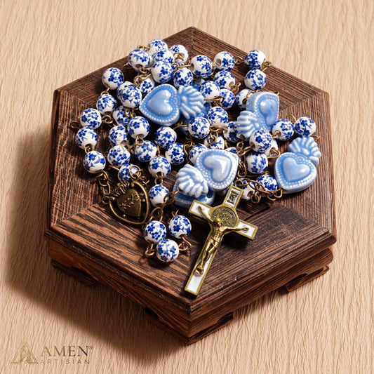 Rosario del Sagrado Corazón con Cuentas Azules de Delft - Rosario de Cerámica Estilo Bronce Vintage con Cuentas de Flor de Cerezo Azules y Blancas - Amen Artisan