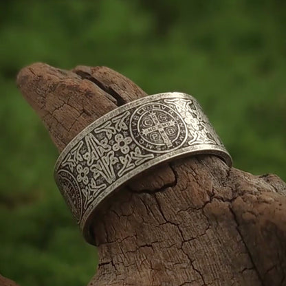Anillo con patrón de medalla de San Benito Amen Artisan