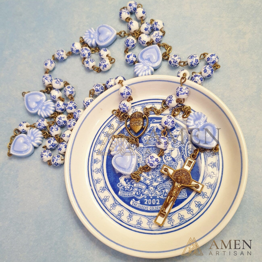 Rosario del Sagrado Corazón con Cuentas Azules de Delft - Rosario de Cerámica Estilo Bronce Vintage con Cuentas de Flor de Cerezo Azules y Blancas - Amen Artisan