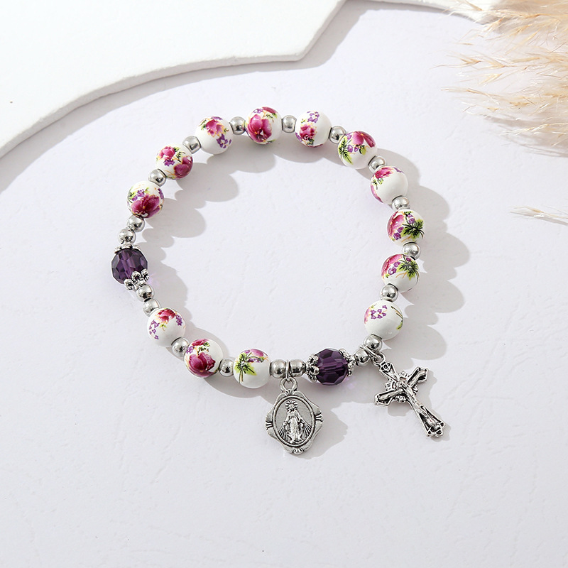 Pulsera artesanal de porcelana azul y blanca con crucifijo y perlas Amen