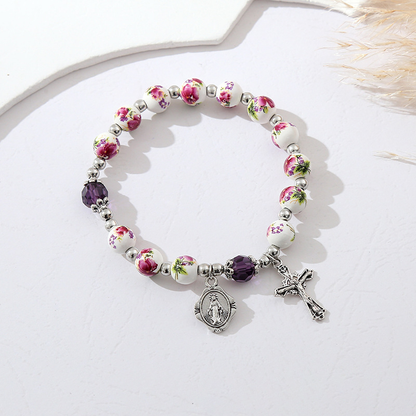Pulsera artesanal de porcelana azul y blanca con crucifijo y perlas Amen