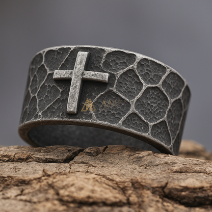 Anel de aço titânio com cruz martelada Amen Artisan