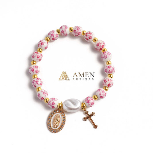 Pulseira de cruz com cordão elástico de contas de cerâmica azul e branca e pérolas barrocas