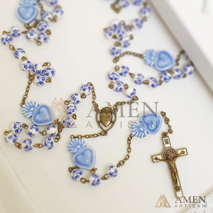 Rosario del Sagrado Corazón con Cuentas Azules de Delft - Rosario de Cerámica Estilo Bronce Vintage con Cuentas de Flor de Cerezo Azules y Blancas - Amen Artisan